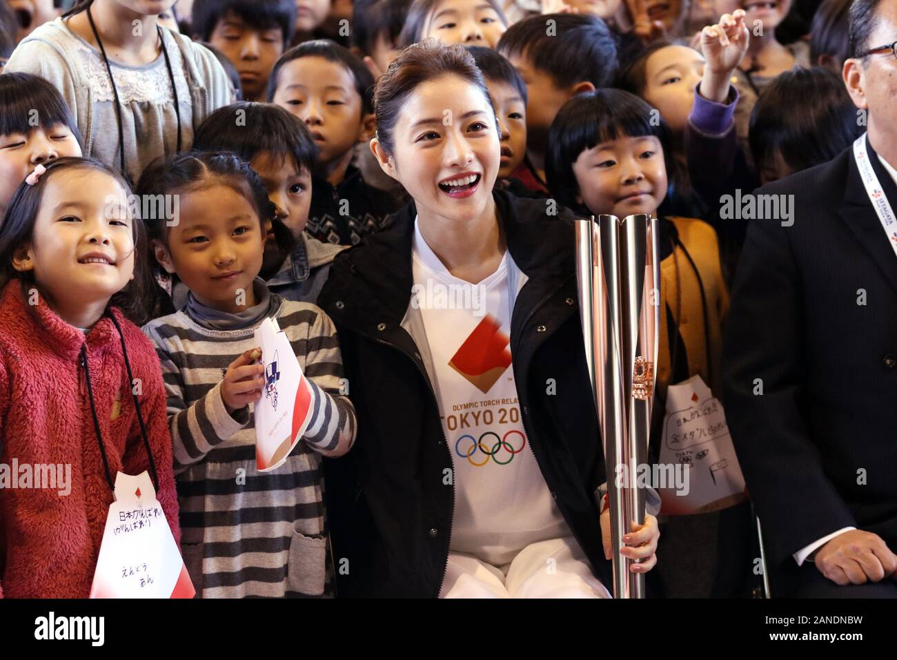 Tokyo, Japon. 16 janvier, 2020. L'actrice japonaise Satomi Ishihara, un relais de la flamme de Tokyo ambassadeurs des Jeux Olympiques et Paralympiques de 2020 sourires avec les élèves alors qu'elle visite une école primaire de Tokyo le Jeudi, Janvier 16, 2020. Elle a donné une conférence de Tokyo 2020 relais de la flamme pour les enfants de l'école. Credit : Yoshio Tsunoda/AFLO/Alamy Live News Banque D'Images