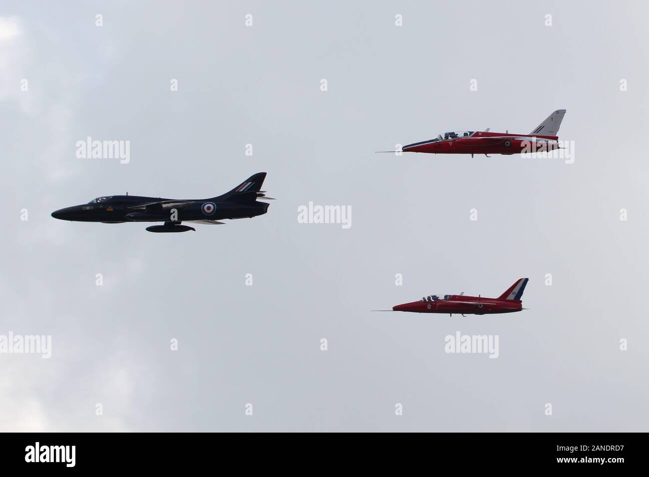 Deux Folland Gnat T1s (G-RORI, top et G-TIMM, bas), dirigé par un Hawker Hunter T7 (G-FFOX) aux couleurs de l'équipe des flèches noires. Banque D'Images