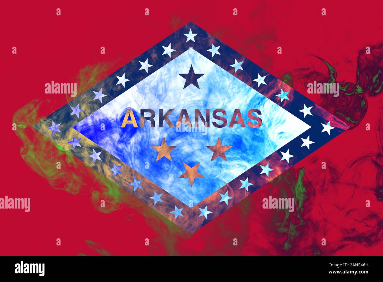 Le drapeau national de l'Etat américain de l'Arkansas en contre une fumée grise le jour de l'indépendance en différentes couleurs de bleu rouge et jaune. Une politique Banque D'Images