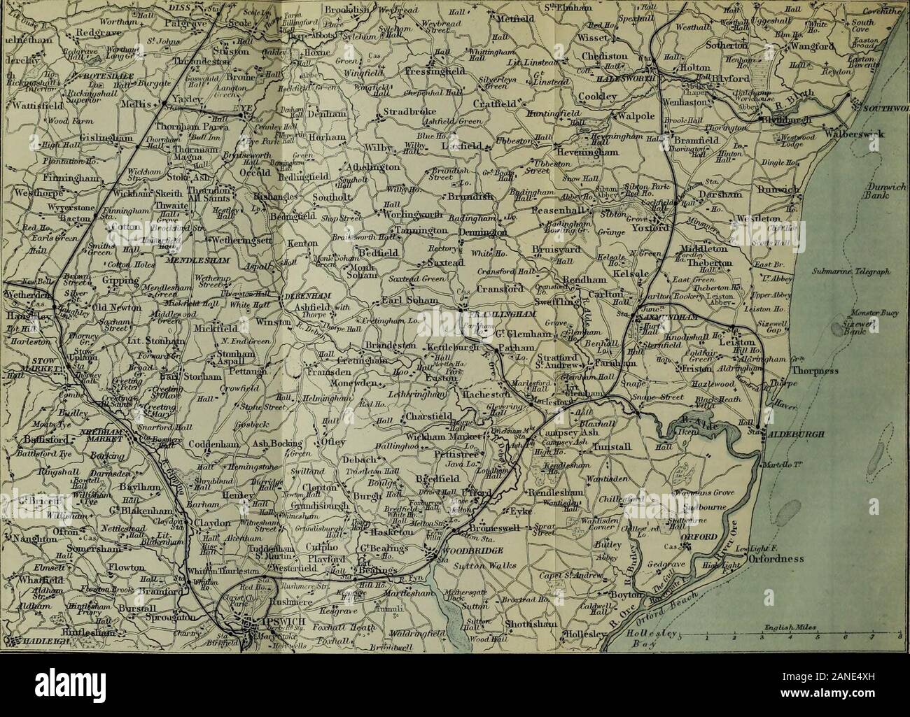 Les comtés de l'Est ; leurs points d'eau, villes, la cathédrale et autres lieux d'intérêt, de concert avec les approches d'LondonMaps et plans par Bartholomew . ins de fresques doit également être examinée. 9. À Bung-ay, vid Beccles, par rail, 14J m ; ou par la rivière (con-tinuation d'excursion 3), 18 ra. De Mutford Pont. Le rail de Beccles suit plus ou moins étroitement le nord de la vallée de chaque côtédu Waveney, mais ne nécessite pas de description détaillée. Theriver route est jolie, mais très indirect, et implique le pas-sage de trois écluses. Bung-ay (Hotel : Kings Arms) est situé sur une étroite une isthmusof pe Banque D'Images