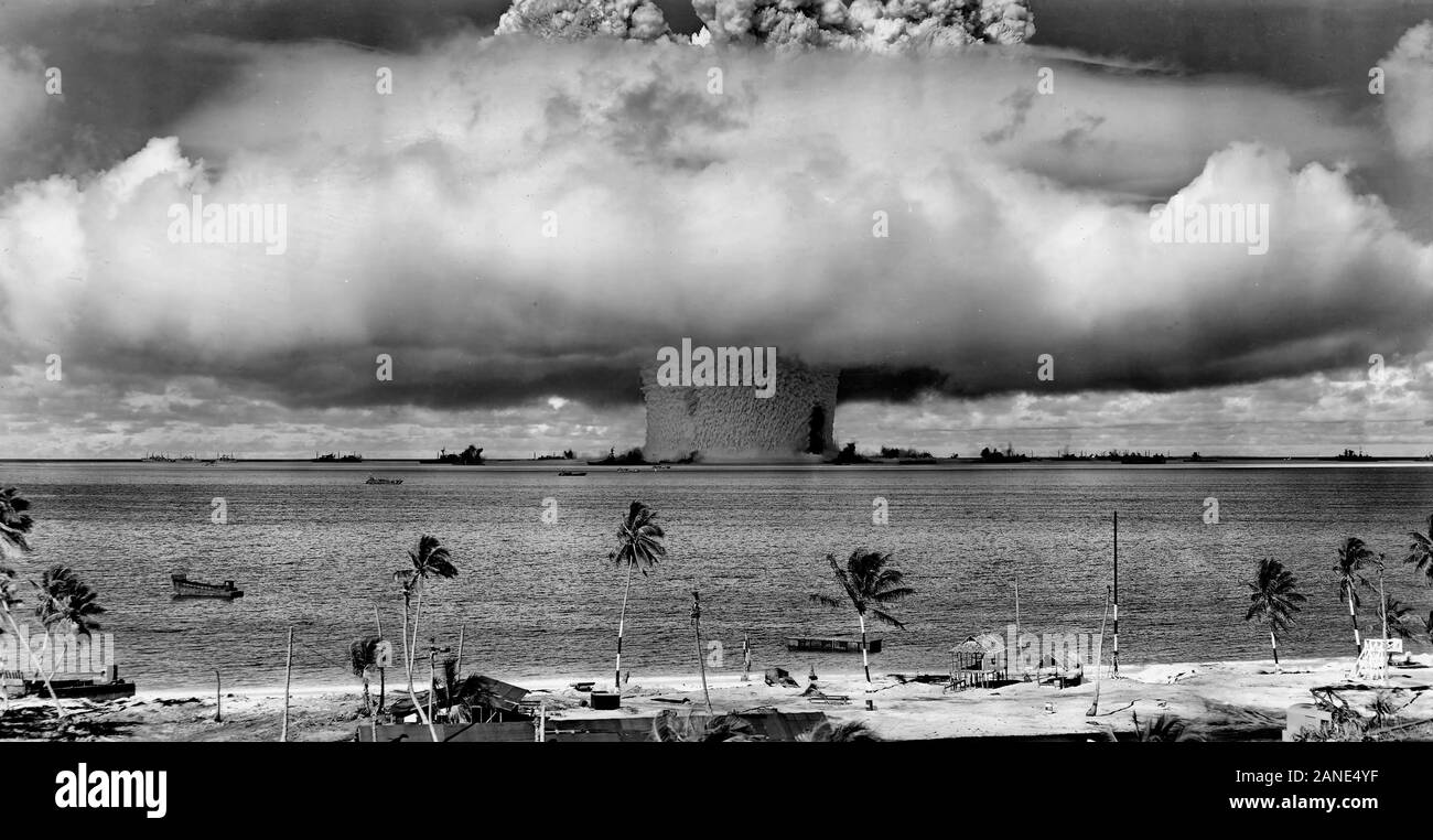L 'explosion' Baker, de l'opération Crossroads, un test de l'arme nucléaire par l'armée des États-Unis à l'atoll de Bikini, la Micronésie, le 25 juillet 1946. L'ensemble de l'extérieur, cloud est en fait juste un nuage de condensation causée par l'effet de la chambre de Wilson, et a été très bref. Le champignon atomique est à l'intérieur du nuage de condensation (comparer avec cette image, une photo prise un peu plus tard, après le nuage de condensation avait effacé). L'eau libérée par l'explosion a été contaminé et hautement radioactives bon nombre des navires qui ont été mis en place près de lui. Certains étaient autrement en bon état et envoyé à Hunter's Banque D'Images