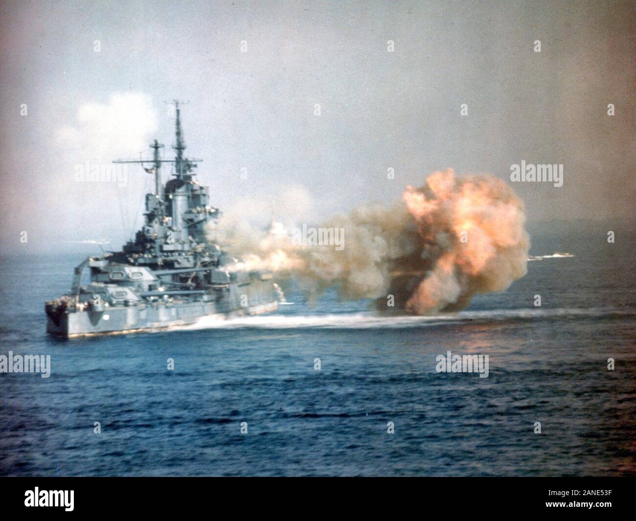 Le cuirassé de la Marine américaine USS California (BB-42) les incendies 14'/50 canons de tourelle trois à près de bout portant, pendant le bombardement de l'Okinawa, 1 avril 1945 Banque D'Images