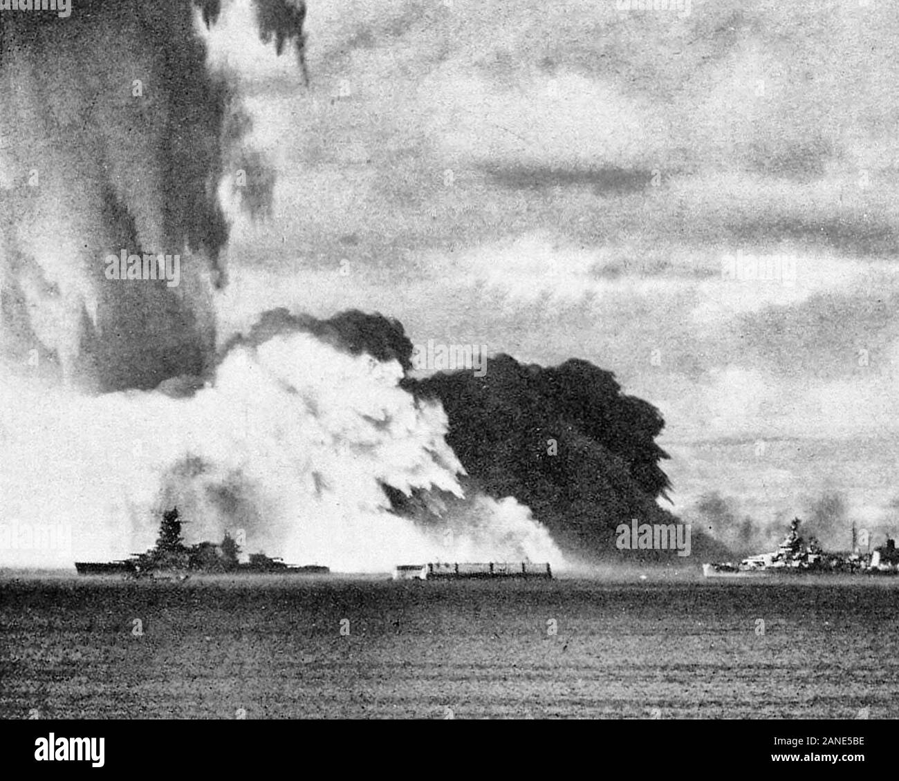 Le Baker tourné de l'opération Crossroads, Bikini Atoll, 25 juillet 1946. Comme la colonne de pulvérisation s'effondre un 900 pieds de hauteur de vague 'base' de matières radioactives de la brume enveloppe le navire cible. L'expédition dans l'avant-plan (à gauche) est le cuirassé japonais Nagato. 25 Juillet 1946 Banque D'Images