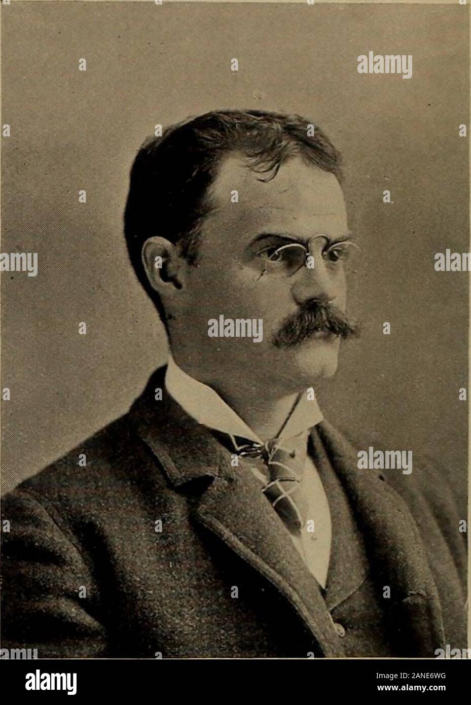 Les hommes de progrès, des notes biographiques et des portraits de dirigeants du monde des affaires et de la vie professionnelle dans l'état de Rhode Island . GEO. D. WILCOX. avait un fils, Frank Howard. En 1862, il marriedMiss Marie Caroline, fille de Rév. DanielLeach, de Boston, Mass. ; par cette union ont été twochildren : Mary Lawton et Alice Palmer Wilcox. WILLIAMS, Horace Newell, médecin andsurgeon, Providence, est né à Uxbridge, Massachusetts, le 2 janvier 1861, fils de Nicolas B. et CharlotteE. (Newell) Williams. Il a fait ses premières edu-cation dans les écoles publiques et l'école secondaire ofUxbridge. Banque D'Images