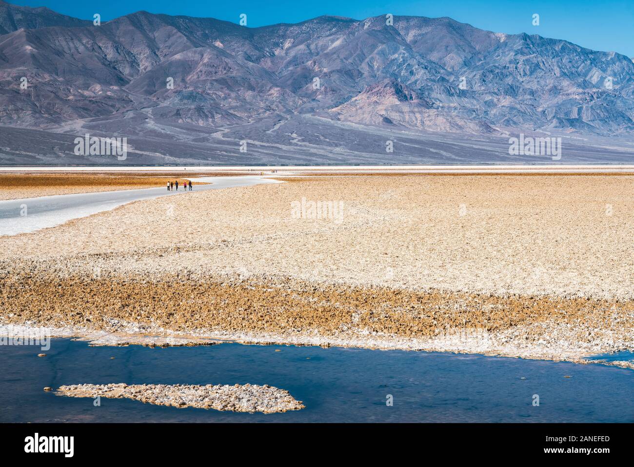 Parc National De Death Valley, Californie. Mauvais bassin d'eau, mauvais appartements d'eau, et montagnes gamme. 282 pieds au-dessous du niveau de la mer. Banque D'Images