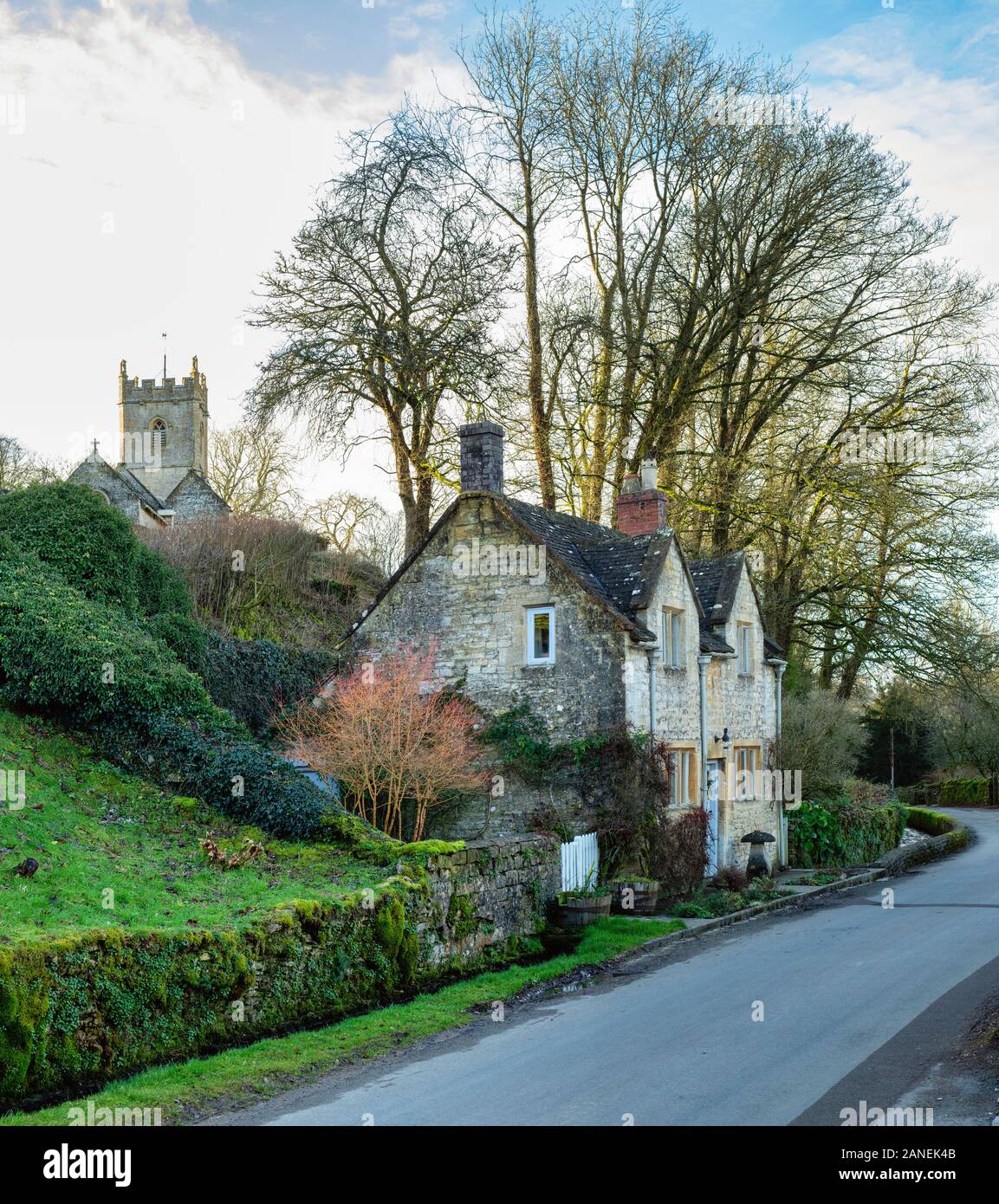 L'église St Oswald et cotswold cottage en pierre dans la région de Compton Abdale. Cotswolds, Gloucestershire, Angleterre Banque D'Images