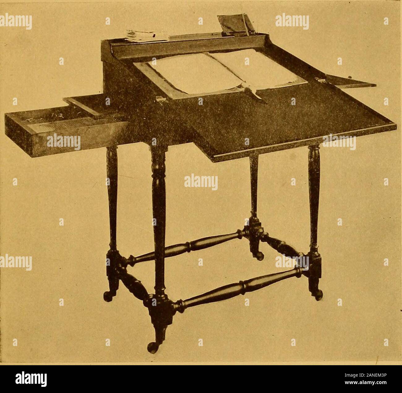 La chambre Marine du Peabody Museum de Salem . evenbrigs et navires - M. Lindsey dit qu'atMarblehead neuf navires ont été construits entre les années 1849 et 1855 - a becomemore célèbre, cependant, pour les yachts et la mer-plans de ces derniers temps.Marbleheads la renommée ne repose pas avec des navires et de construction butwith le navire-maîtres et marins dont les compétences et l'audace ont beenrecorded dans chaque histoire américaine. [Voir Benjamin J. LindseysOld Marblehead Capitaines.] Medford, Chelsea et Boston à partir du navire-yards de Medford, Mass., sont venus nombreux Salemships. Thatcher Magoun (1775 - 1856), qui ont construit l'H Banque D'Images