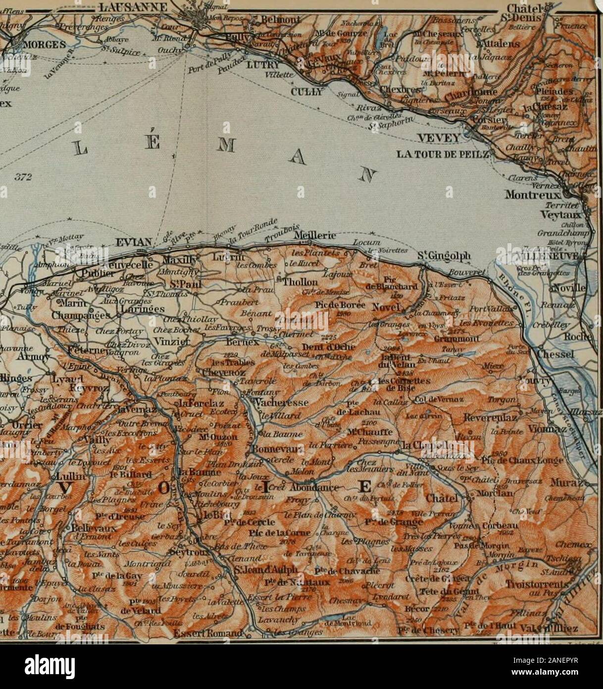 La Suisse et les parties adjacentes de l'Italie, la Savoie, et TyrolHandbook pour les voyageurs . U £. V ^ »^,j 1 v THOM^Iffi ff r&Lt ; A- v %^^^ ms I s-^ ^^^ ^^^^t ri jf 43 ^Nq& ?il ; .4 ^^l. Lac de Genève. IV. Route 66. 245 Clarens, Terriiet-Chillon Villetieuve Montreux-Vernex,,, Bovveret. L'ex-press-steamers quitte Genève (Quai du Montblanc) à 9 h et 1.40h touch uniquement à Nyon, Thonon et Evian sur la banque S., Ouchy, Vevey, Clarens, Montreux, Territet, Villeneuve, et Bouveret. - Severalsteamboats également entre le N. et S. banks (Nyon-Nernier, Nyon-Thonon, Evian-Ouchy). - Bon resta Banque D'Images