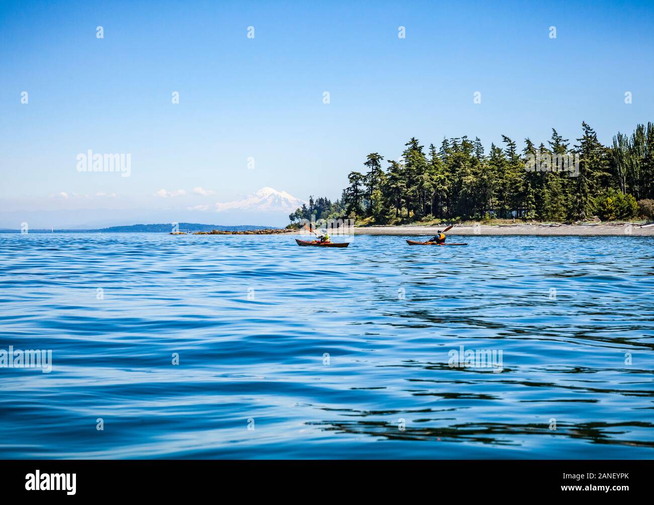 Kayak de mer de la côte nord de l'île Orcas à North Beach, Washington State, USA. C'est mont Baker dans la distance. Banque D'Images