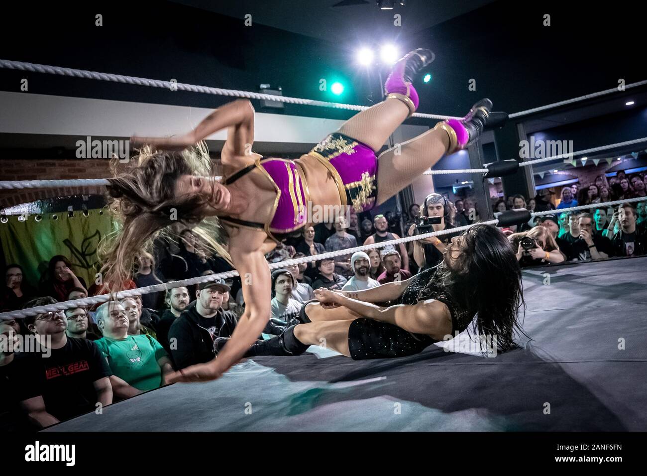 Jinny vs. Nina Samuels au tournoi de La « Lutte Queudom 3 » au lieu de Londres Ouest par Pro-Wrestling: Eve, la lutte professionnelle des femmes. Banque D'Images