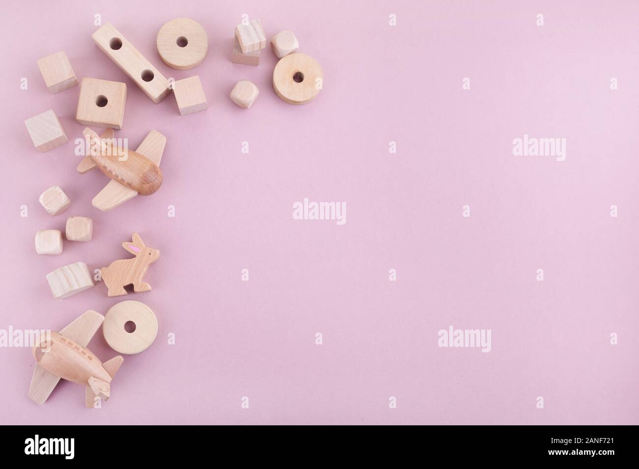 Zéro déchets. Trame d'eco jouets en bois sur fond rose. Mise à plat. Vue d'en haut Banque D'Images