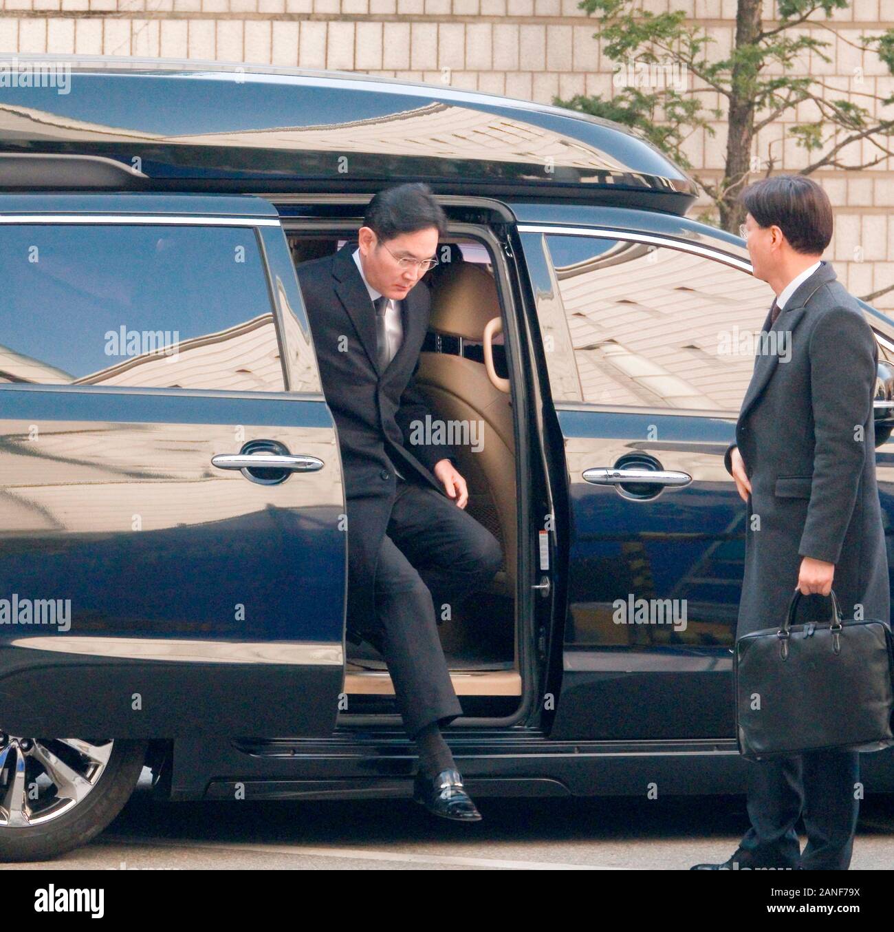 Haute cour de Séoul en Corée du Sud. 17 janvier, 2020. Séoul, Corée du Sud. 17 janvier, 2020. Lee Jae-Yong, Jan 17, 2020 : Samsung Electronics Vice-président Lee Jae-Yong arrive à la Haute Cour de Séoul à Séoul, Corée du Sud. Lee a assisté à un procès en appel le vendredi après que la Cour suprême a ordonné la cour d'appel en août 2019, de revoir sa prison avec sursis pour lui plus de corruption d'un confident de l'ancien président Park Geun-Hye emprisonnés, les médias locaux ont rapporté. Credit : Lee Jae-Won/AFLO/Alamy Live News Banque D'Images