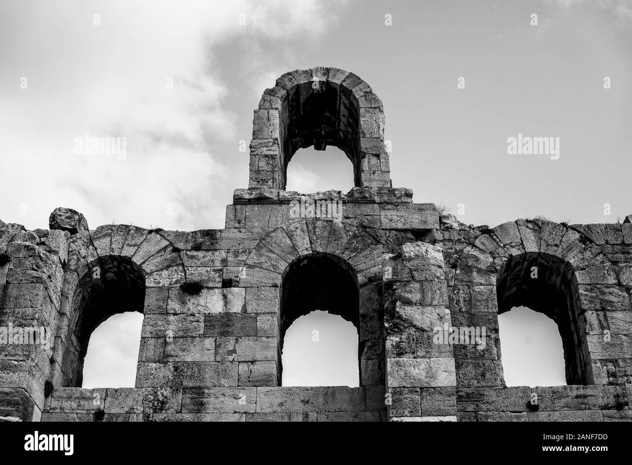 Photo en noir et blanc de l'odéon d'Hérode Atticus, détail de façade à Athènes, Grèce. Aussi connu comme Herodeion est un théâtre romain en pierre situé sur Acropol Banque D'Images