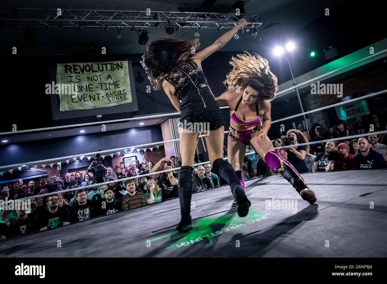 Jinny vs. Nina Samuels au tournoi de La « Lutte Queudom 3 » au lieu de Londres Ouest par Pro-Wrestling: Eve, la lutte professionnelle des femmes. Banque D'Images