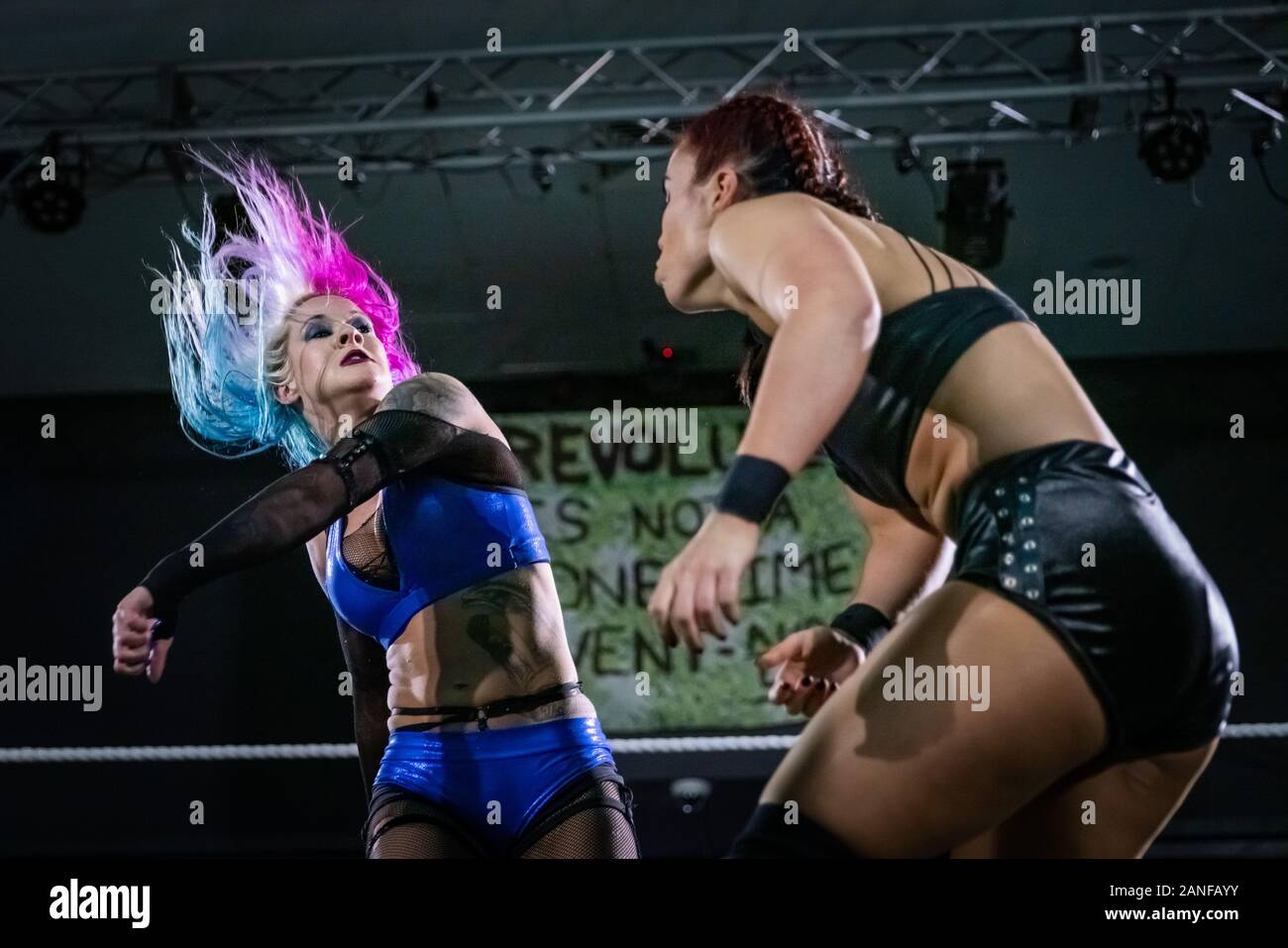 Killer Kelly vs Roxxy au tournoi de La « Lutte Queudom 3 » au lieu de Londres ouest par Pro-Wrestling: Eve, la lutte professionnelle des femmes. Banque D'Images