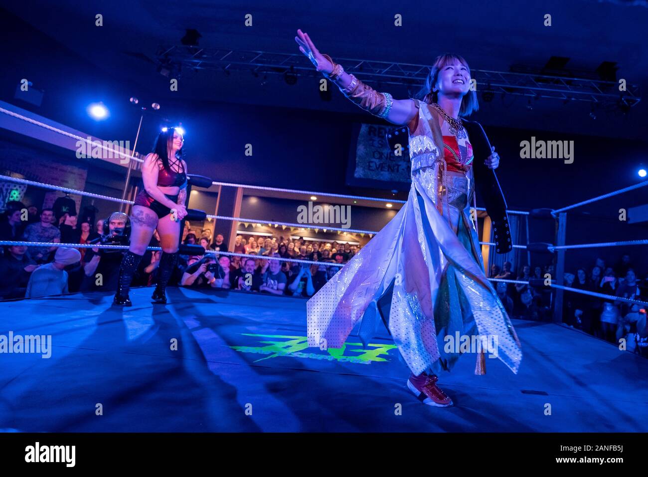 Lana Austin contre Yuka Sakazaki au tournoi de La « Lutte Queudom 3 » au lieu de Londres Ouest par Pro-Wrestling: Eve, la lutte professionnelle des femmes. Banque D'Images