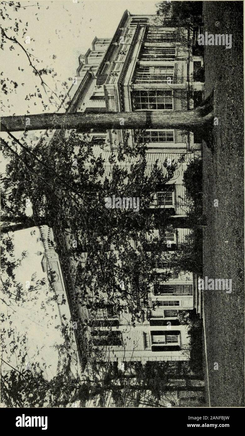 Plus de Mohawk Trail . e partie de l'villageand est situé de chaque côté de sa rue principale.La valeur de la propriété, y compris son fonds de dotation, s'élève à environ 3 000 000 $. L'ordre est non sectaire et a un moment de l'inscription à l'heure actuelle environ 500 étudiants. On peut passer des heures à visiter thesebuildings avec profit, dont beaucoup sont historiques. Certains d thebuildings du campus du collège d'interestare : Thompson Memorial Chapel, de grande beauté des architectures ; à l'intérieur de cette chapelle sont exquises Memo rial-windows, l'un à la mémoire d'un ancien Prési-dent des États-Unis, James A. Banque D'Images