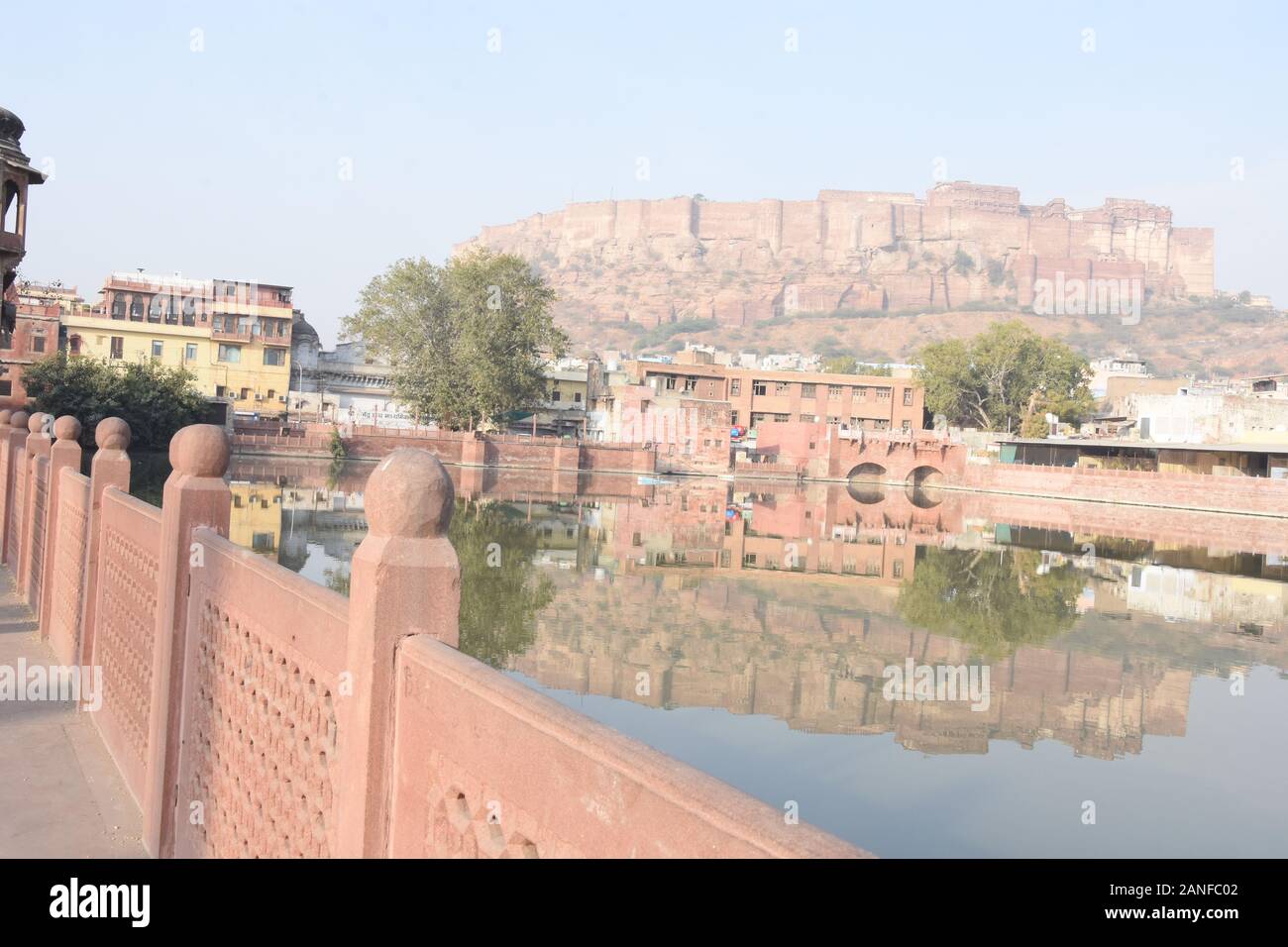 Vue sur la ville et le fort de Maherangarh sur la colline de Chidiyakut de Jodhpur Banque D'Images