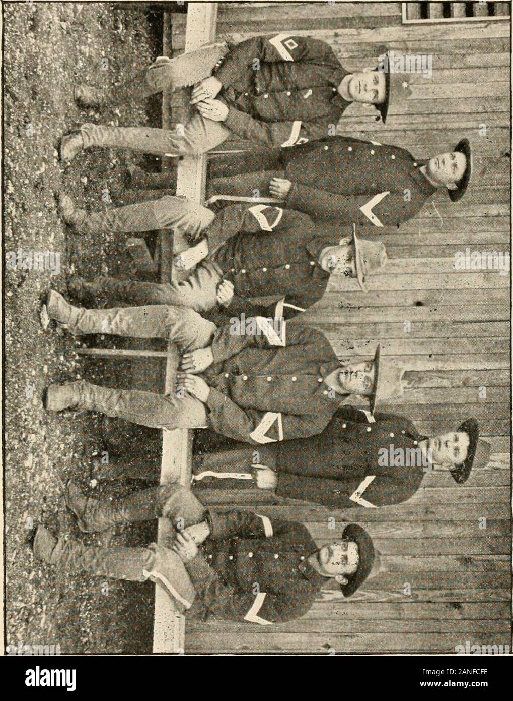 Histoire de la cent soixante et unième, régiment d'infanterie des volontaires de l'Indiana . s L. Dority, Lieutenant 2d, Michigan City, Indiana, sergents Cissel, Ernest W., Laporte, Ind., Imprimante.Ansley, Robert, Westville, Ind., étudiant en médecine.Southard, William E., Michigan City, Indiana, plâtrier.Brown, Arthur R., Liban, Ind., Greffier.McDonald, Joseph, Michigan City, Ind., journalier des caporaux. Ongman, Carl, Michigan City, Indiana, menuisier. Dilworth. Leslie. Michigan City, Ind., journalier. Kinnel, Howard M., Michigan City, Indiana. Mécanicien. Dodds, William L., Alain, Ind., Railroad employee. fackson, Henry B., Lapo Banque D'Images