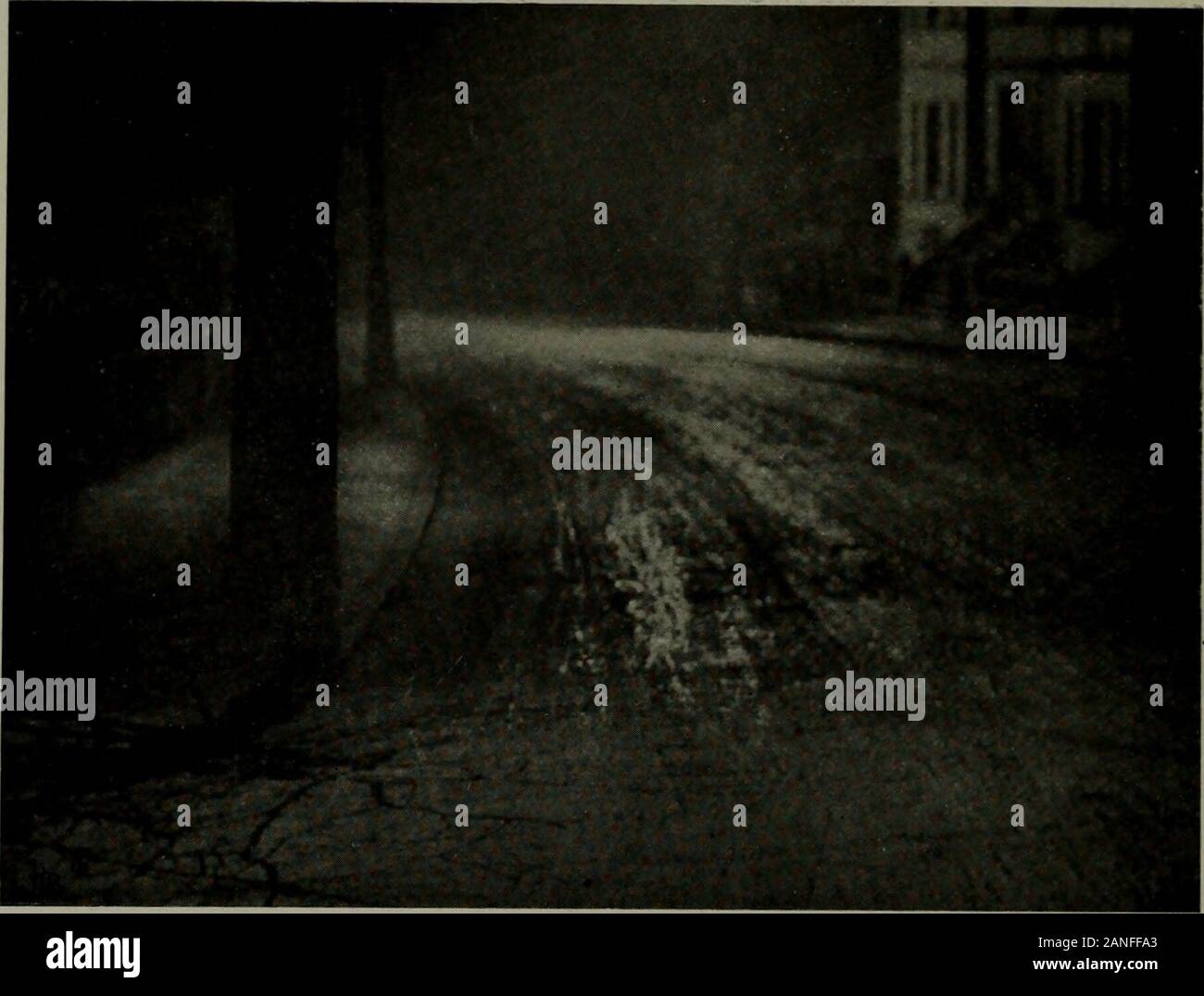 L'Américain de la photographie annuelle .. Une particularité des pays en développement et l'impression simultanée il donnera une impression normale à partir d'un négatif normal et anormal d'une impression négative contrastée sans changer de theconstituents le développeur. La raison en est l'image thatwherever d'argent est mis au point, l'action de la lumière partie onthat devient plus lent en raison de la couche d'silverand comme les pièces fines de la développer d'abord négatif, ils automatiquement ralentir jusqu'à l'élaboration de ce qui permet à la lumière de l'topenetrate pièces denses sur le négatif avant le shadowsare surdéveloppé. T Banque D'Images