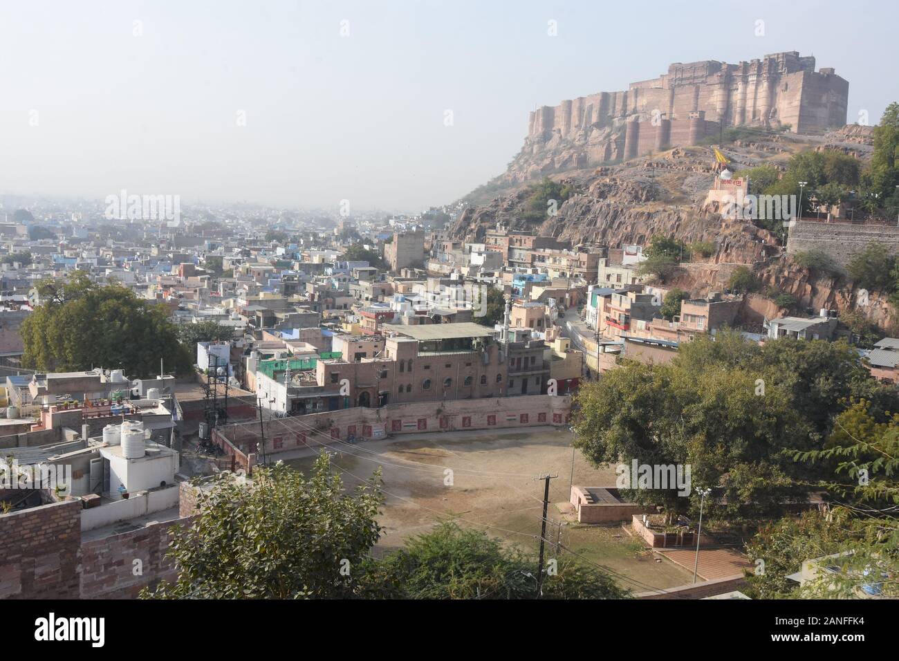 Vue sur la ville et le fort de Maherangarh sur la colline de Chidiyakut de Jodhpur Banque D'Images