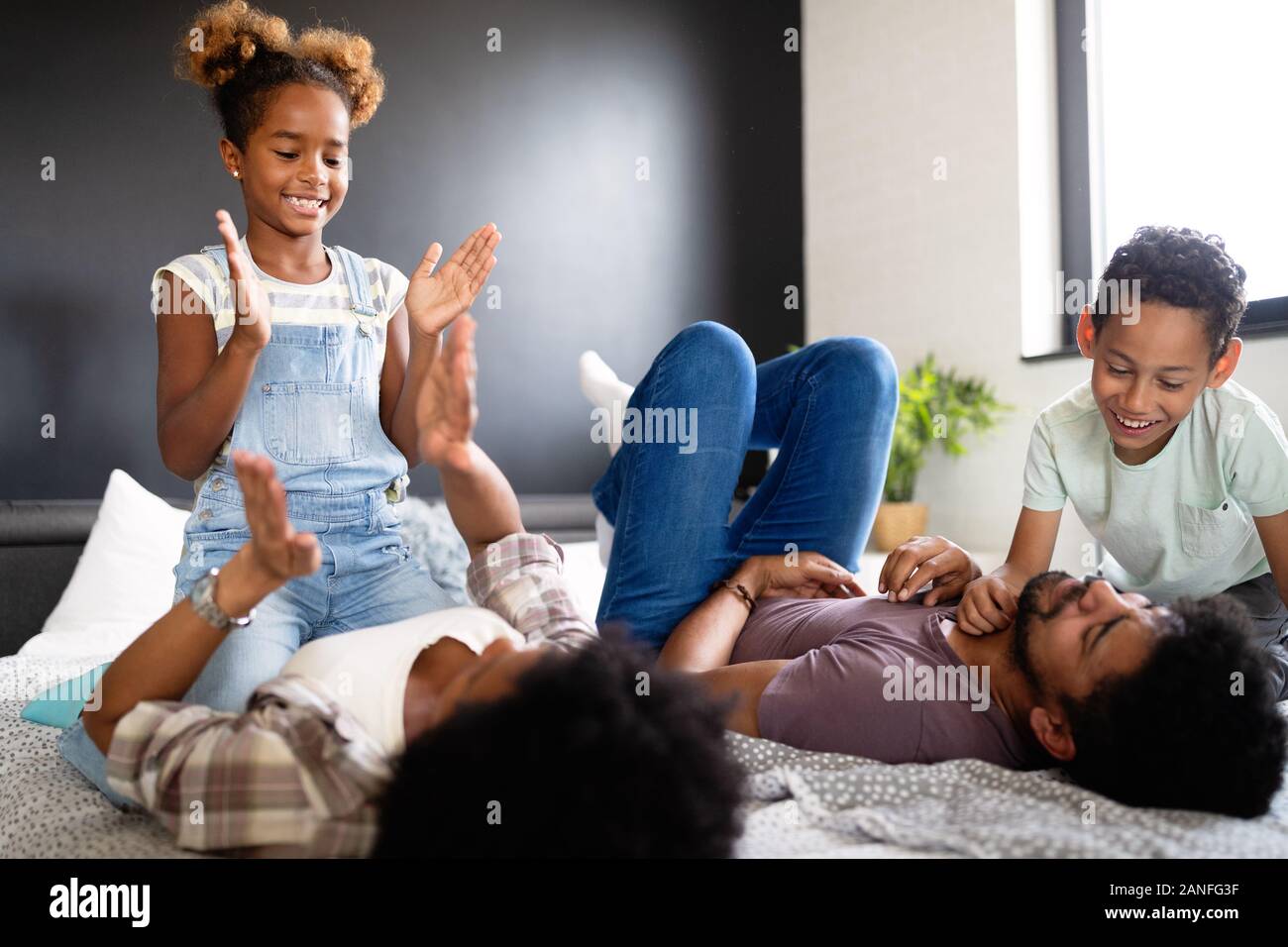Happy african family enjoying passer du temps ensemble à la maison. Banque D'Images