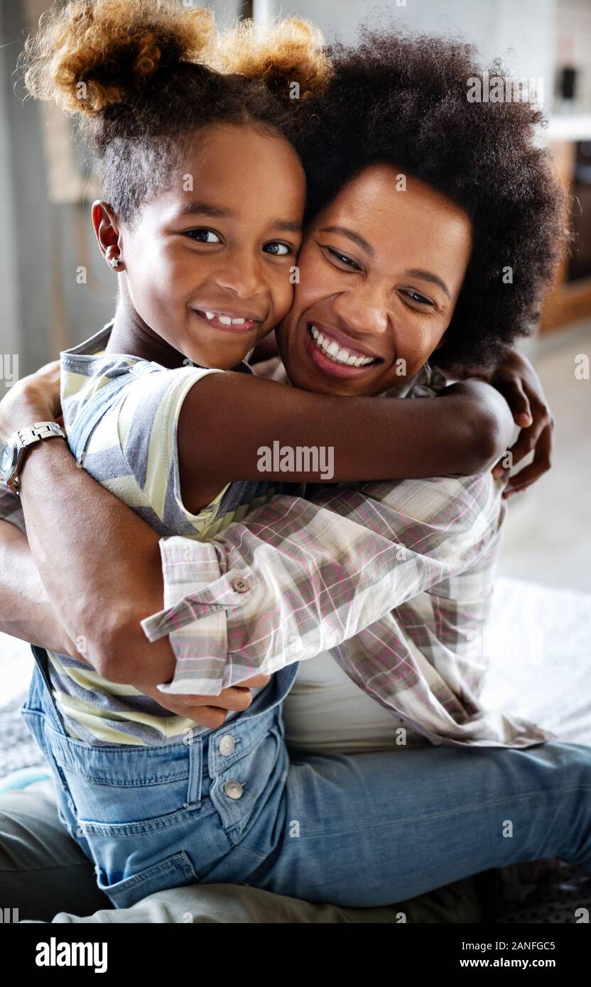 Portrait d'une mère et sa fille en souriant et serrant Banque D'Images