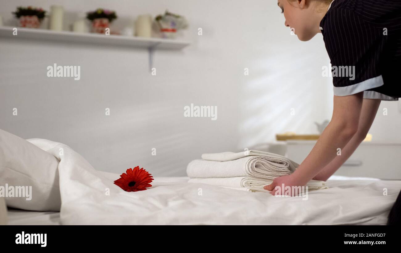 Emploi jeunes prenant , loin de blanchisserie, nettoyage de chambre d'hôtel pour les clients Banque D'Images