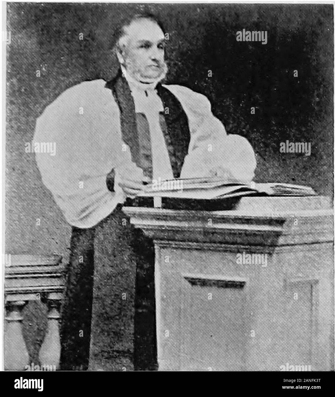 Ville de London, Ontaro, CanadaThe période pionnière et le London d'à-jour . 00. L'église a poursuivi son prosperouscourse jusqu'au début de 1895, lorsqu'il wasdestroyed par le feu, comme l'a également dans quelques daysafterwards la rue Dundas, un centre-dist l'Église. La dernière congrégation re-réglé à la reconstruction sur l'ancien site, mais theformer retiré à l'angle de la rue Wellington et DufferinAvenue. Ces deux édifices sont neuves sur une plus grande échelle que theirpredecessors, et ne sont que des spécimens ofarchitecture que peut être trouvé dans la province.Il s'agit d'une circonstance digne de noter que monsieur l'ONTARIO, CANADA. 89 Banque D'Images