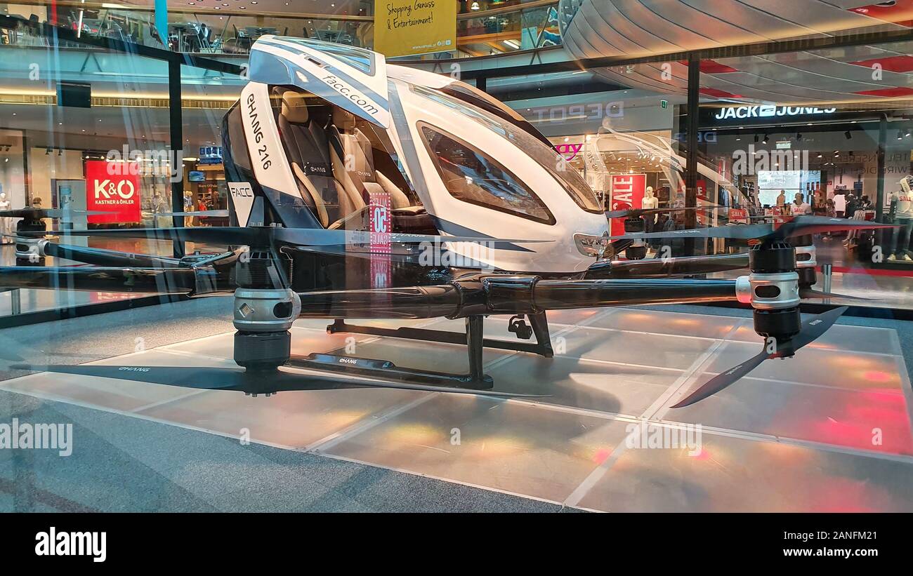 Vue de côté de l'extérieur eHang 216 véhicule de l'air autonome, une co-entreprise Étude de concept de la FACC et eHang, sur l'affichage à un centre commercial en Autriche Banque D'Images