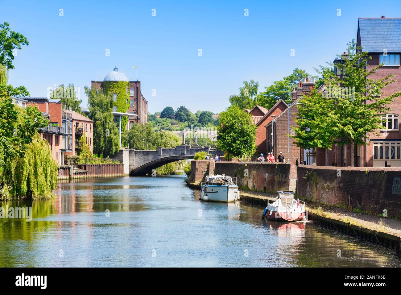 29 Juin 2019 : Norwich, Norfolk, UK - Touristes marcher à côté de la rivière Wensum sur une journée ensoleillée. Banque D'Images