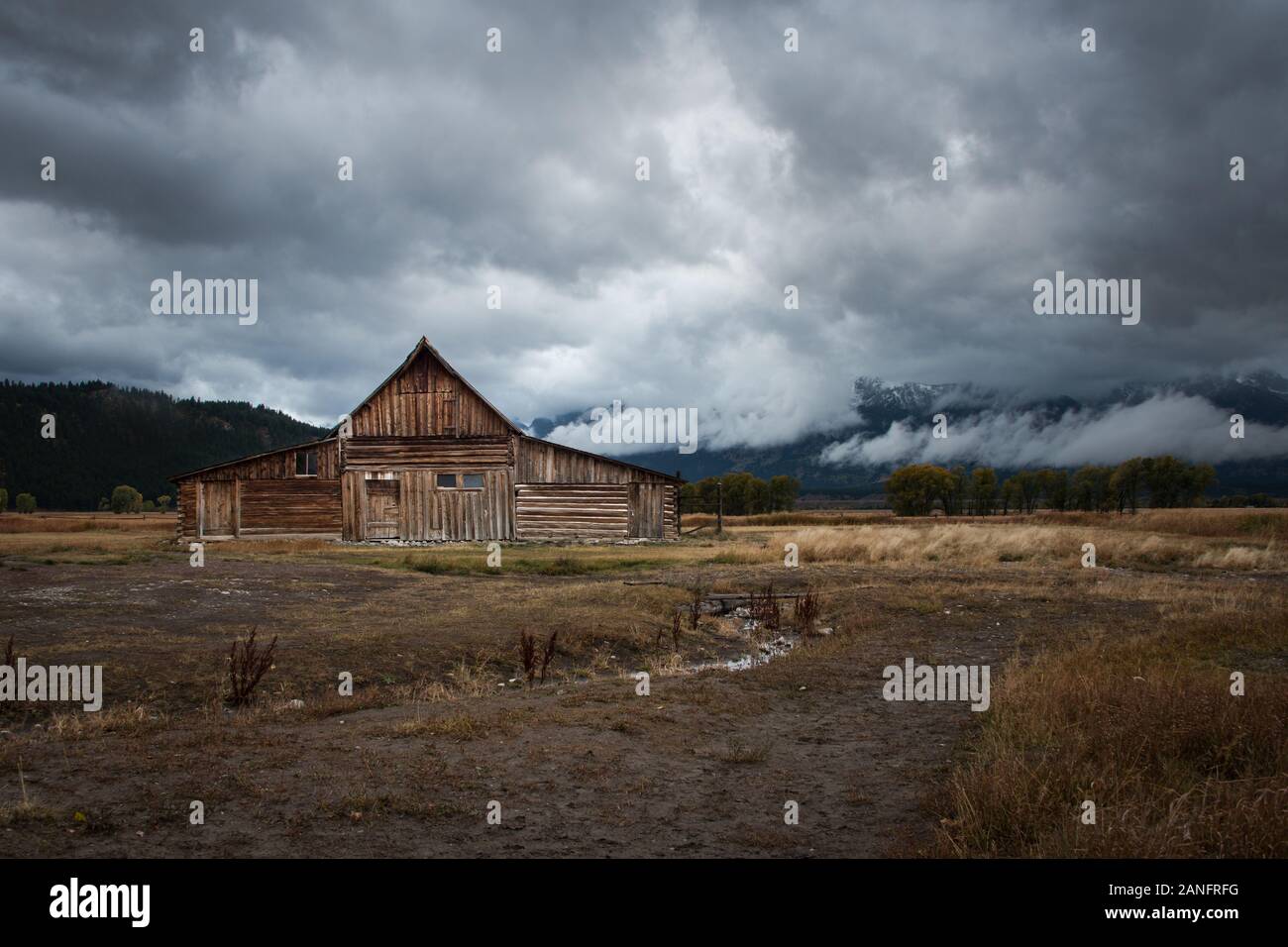 La célèbre T.A. Moulton barn avec chaîne Teton dans les nuages Banque D'Images
