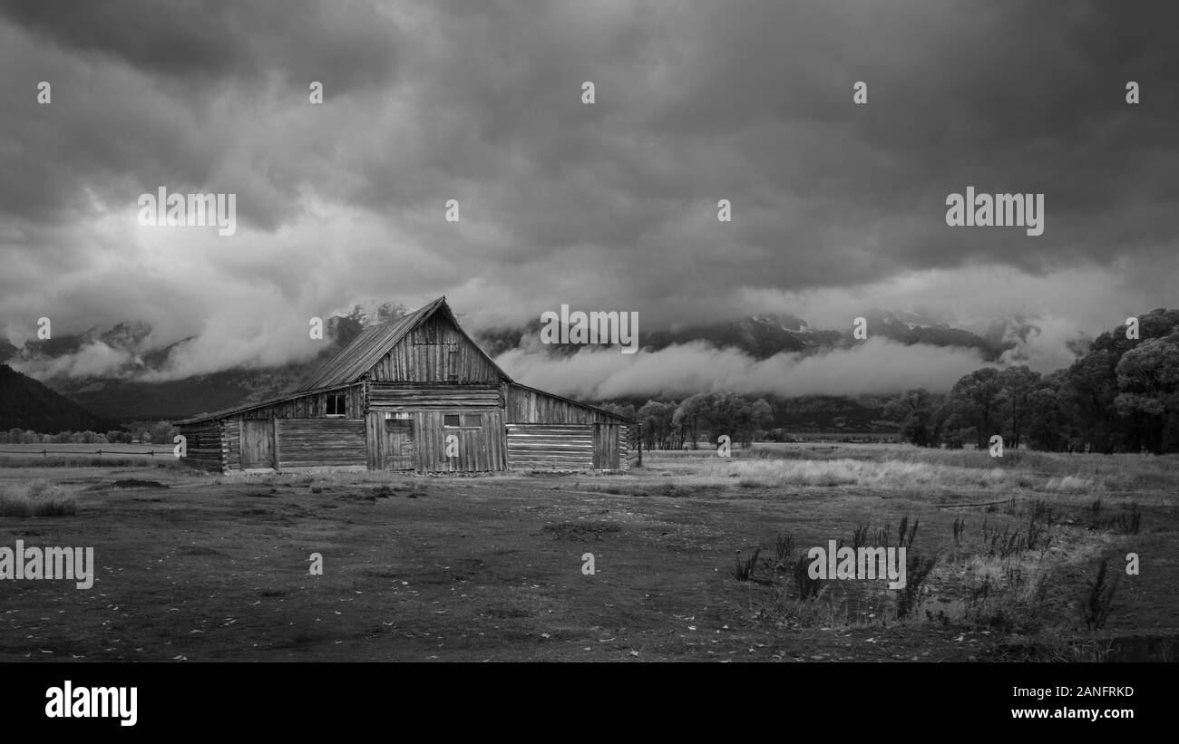 T.A. Moulton Barn avec chaîne Teton dans les nuages, noir et blanc Banque D'Images