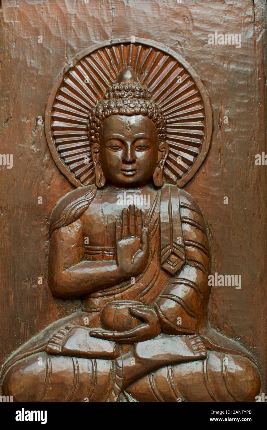 Close up d'un bouddha sculpté en bois en tête avec une aura mystique autour de sa tête. Situé à la Pagode de la paix dans la région de Brisbane, South Bank Parklands Banque D'Images