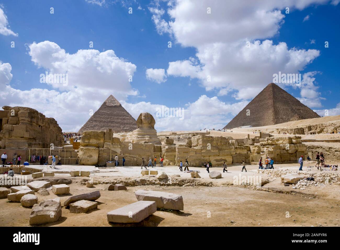 Grand Sphinx et grandes pyramides, dans le désert sablonneux, giza, le caire, Egypte, Afrique du Nord, afrique Banque D'Images