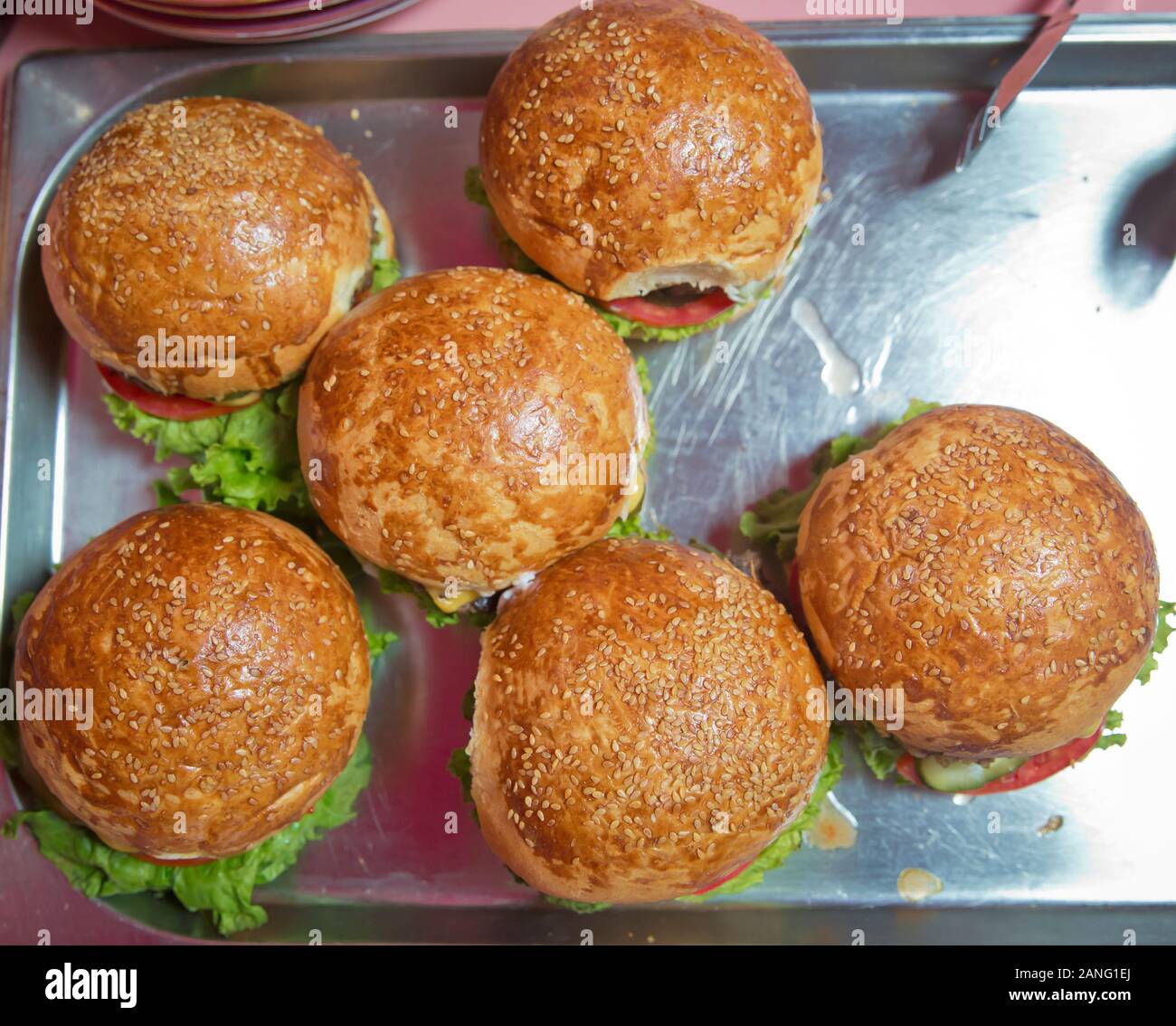 Table De Banquet Restauration Magnifiquement Decoree Avec Differents Burgers Hamburgers Sandwiches Sur Une Plaque Sur La Anniversaire Mini Ou Petit Burger Photo Stock Alamy