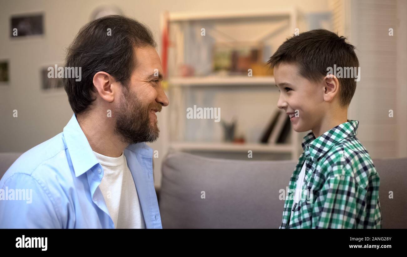 Heureux père et fils d'âge préscolaire en souriant à l'un de l'autre, la famille, l'amour Banque D'Images