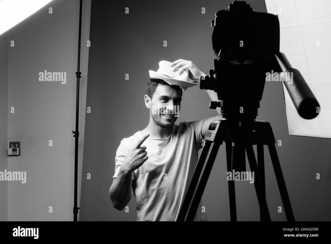 Beau jeune homme hispanique vlogging avec caméra Banque D'Images