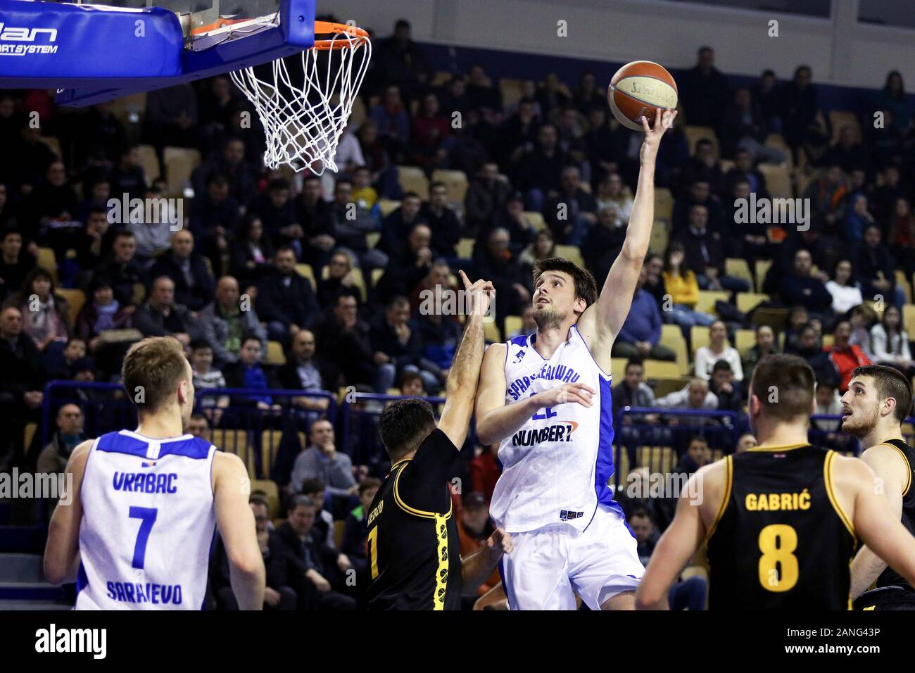 (200117) -- SARAJEVO, le 17 janvier 2020 (Xinhua) -- Branislav Dekic (3e R) d'espars pousses durant la série 16 d'ABA 2 Match de championnat entre les espars Sarajevo de la Bosnie-Herzégovine et de la Croatie Split, à Sarajevo, Bosnie-Herzégovine (BiH) le 16 janvier 2020. (Photo de Nedim Grabovica/Xinhua) Banque D'Images