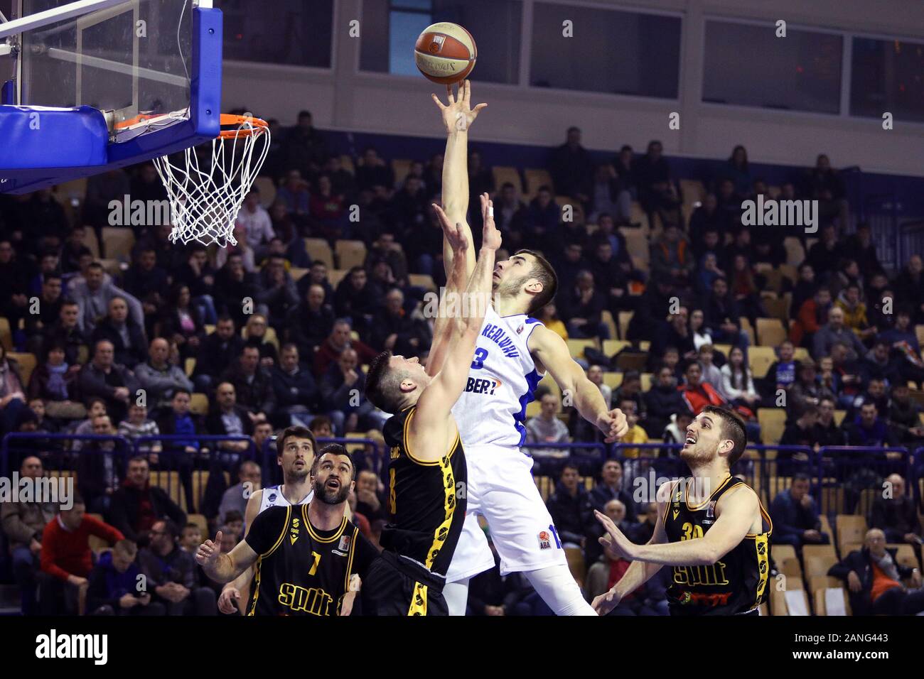 (200117) -- SARAJEVO, le 17 janvier 2020 (Xinhua) -- Kamenjas Kenan (haut) d'espars dunks pendant la série 16 d'ABA 2 Match de championnat entre les espars Sarajevo de la Bosnie-Herzégovine et de la Croatie Split, à Sarajevo, Bosnie-Herzégovine (BiH) le 16 janvier 2020. (Photo de Nedim Grabovica/Xinhua) Banque D'Images