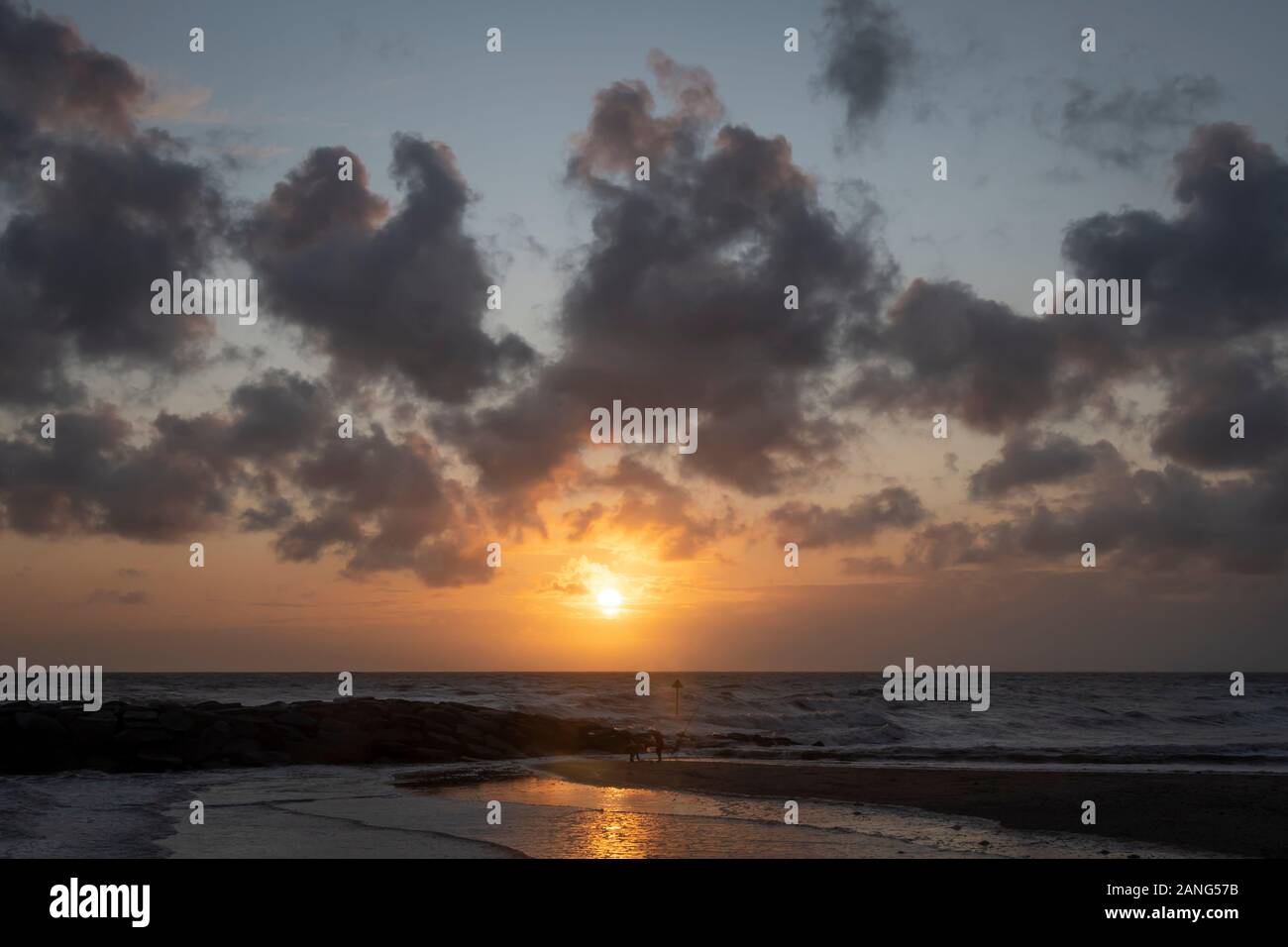 Coucher de soleil sur la mer, Tywyn (Towyn), au Pays de Galles Banque D'Images