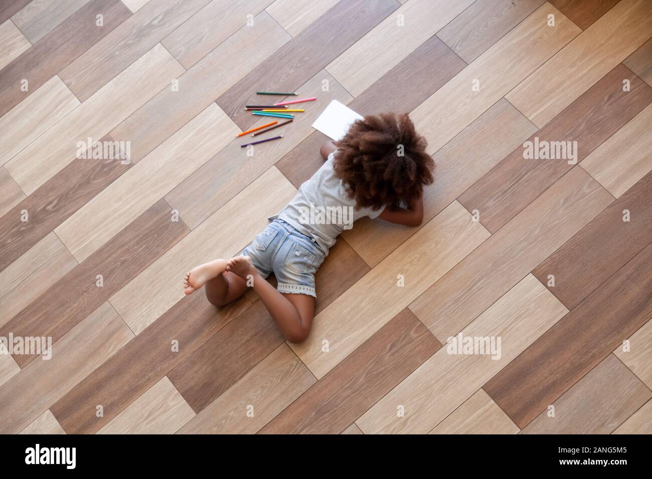 Vue de dessus de petite fille avec des crayons à colorier Banque D'Images