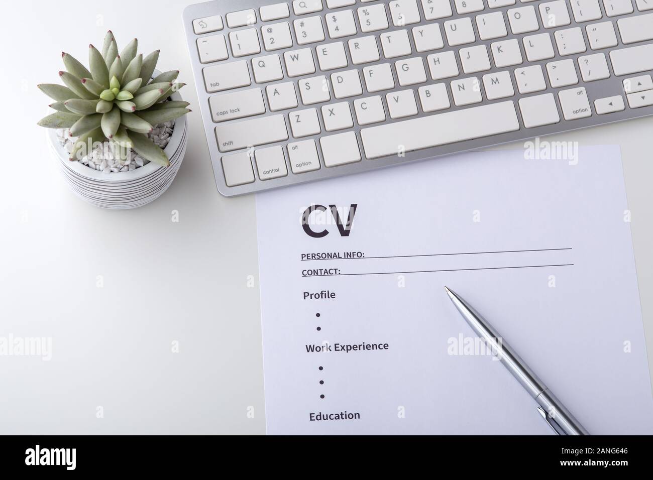CV avec plume et clavier de l'ordinateur sur le tableau blanc Banque D'Images
