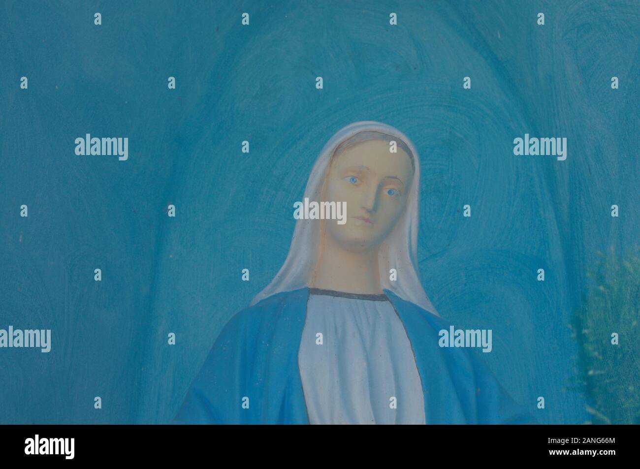 Varèse, Lombardie, Italie - 1er septembre 2019 : Gros plan d'une belle peinture que portraits la Vierge Marie (Maria) sur un fond bleu Banque D'Images