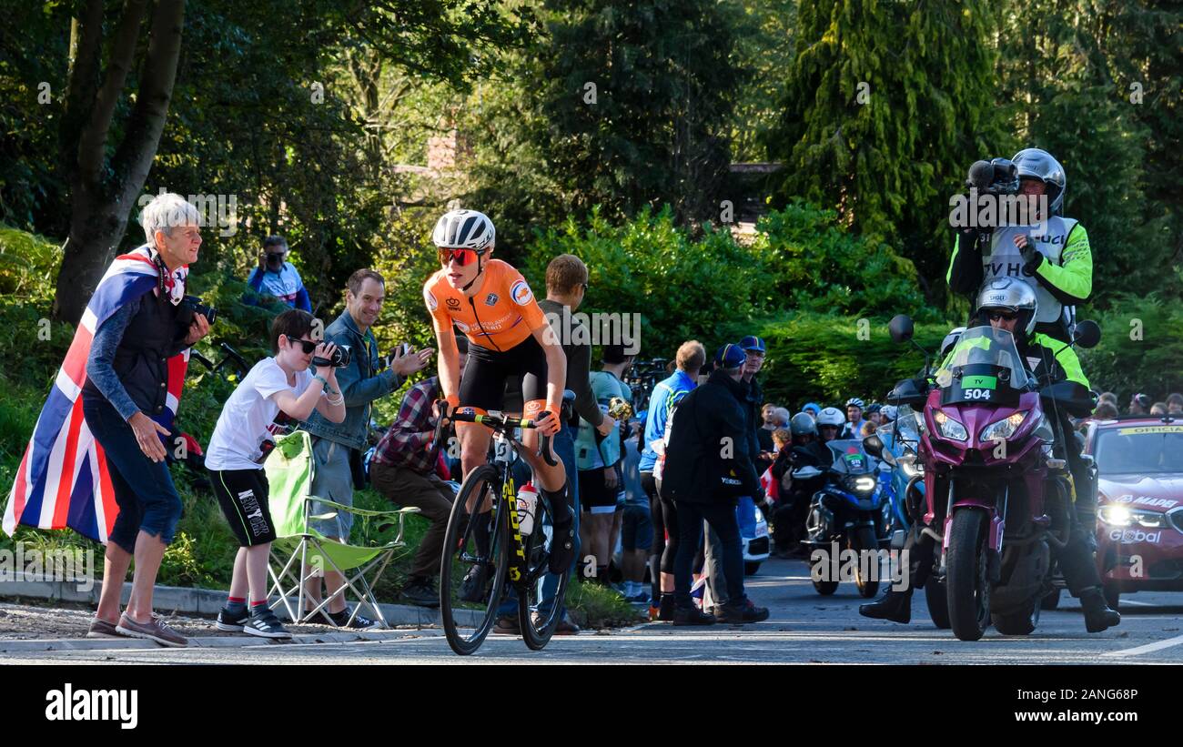 Néerlandais (van Vleuten) road cyclist riding uphill, concurrentes au cycle race & acclamé par les supporters - Championnats du Monde UCI, Harrogate, FR, UK Banque D'Images