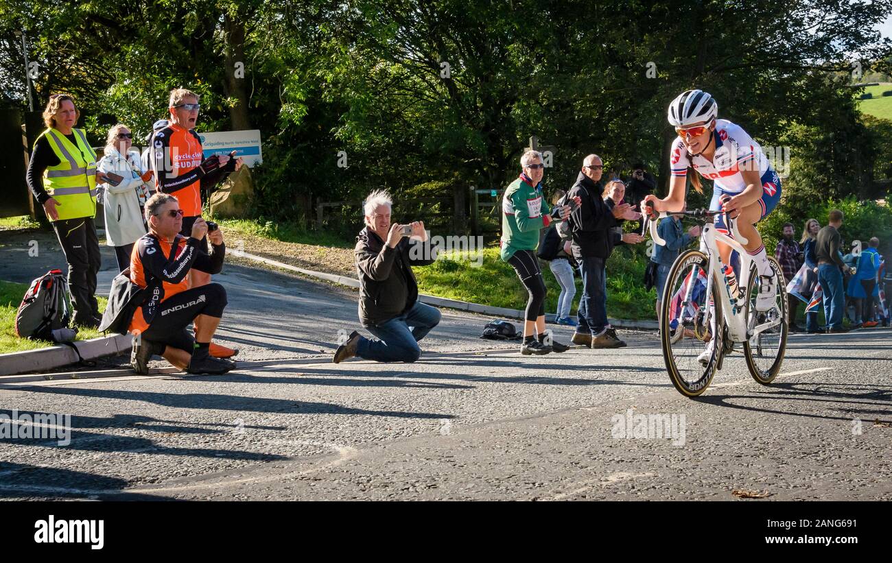 Lizzie Deignan, road cyclist riding bike uphill, participant à des courses à vélo, acclamé par les supporters - Championnats du Monde UCI, Harrogate, FR, UK Banque D'Images