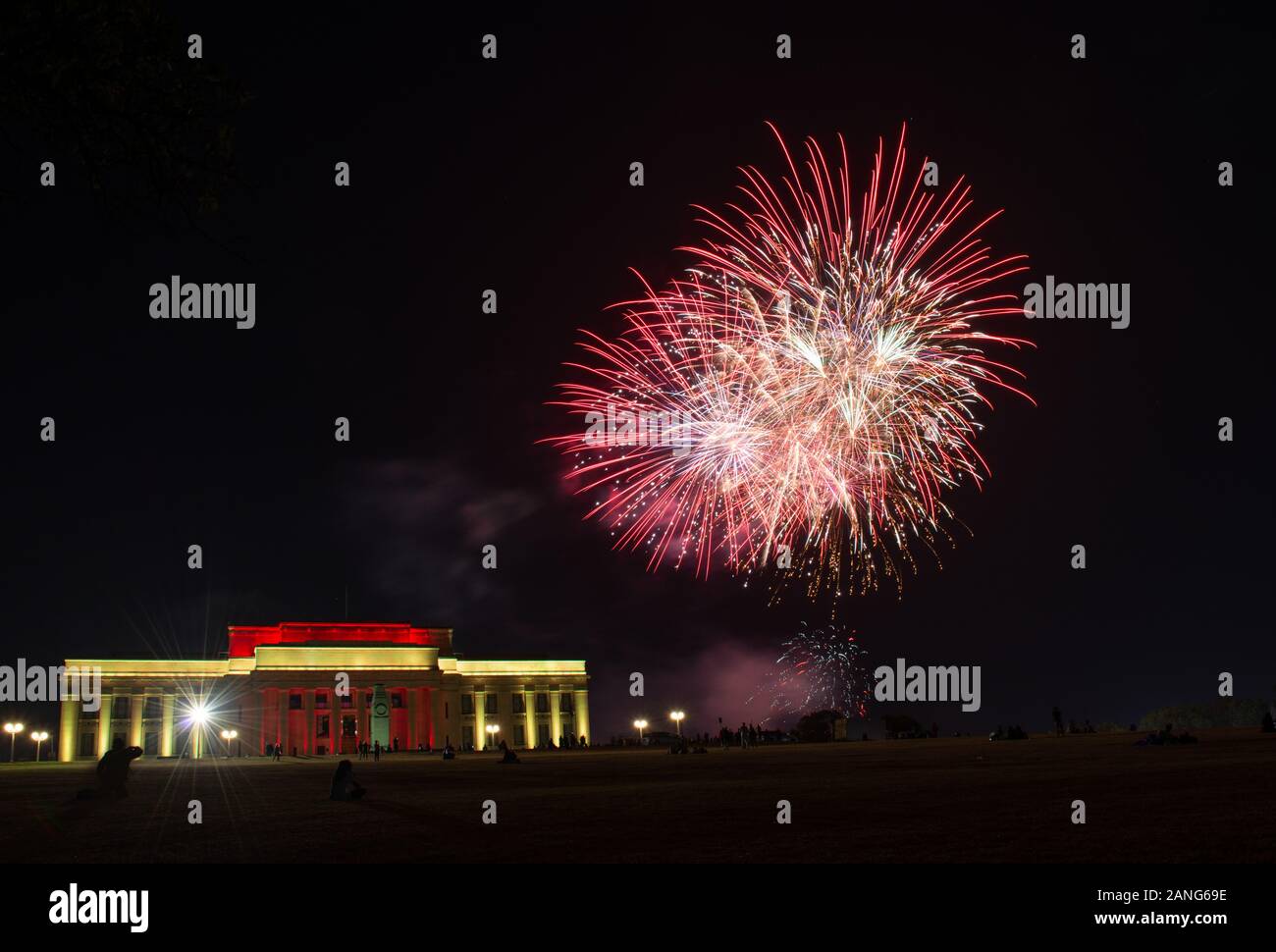 D'Artifice rouge au Nouvel An Chinois Fête des lanternes à Auckland Domain Banque D'Images