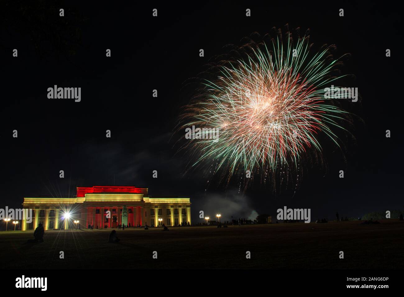 D'Artifice vert et rouge au Nouvel An Chinois Fête des lanternes à Auckland Domain Banque D'Images