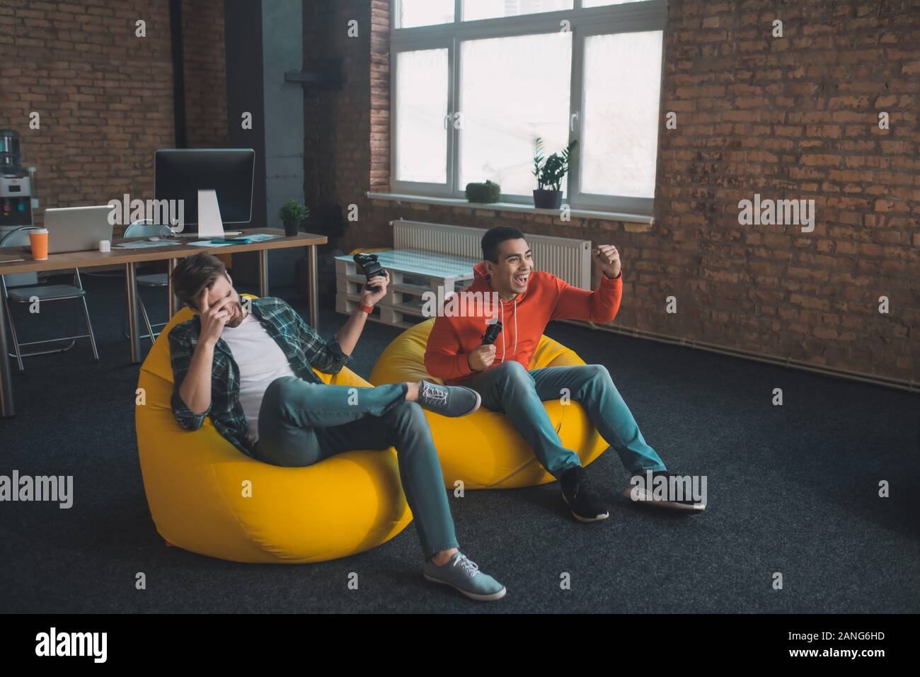 Heureux les jeunes gens à jouer à des jeux vidéo à la maison Banque D'Images