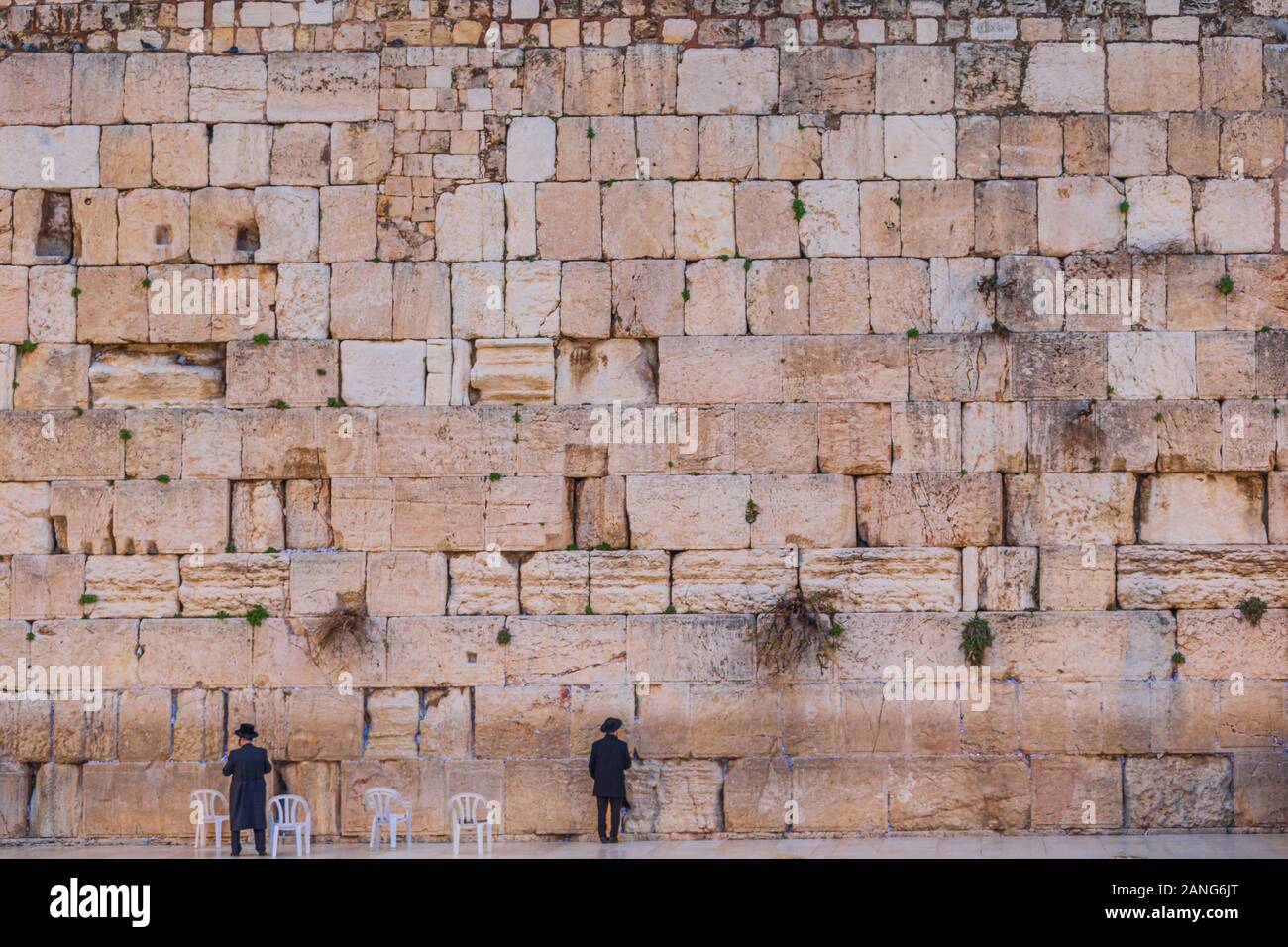 Grand Mur Occidental avec de petits humains priant - Jérusalem, Israël Banque D'Images
